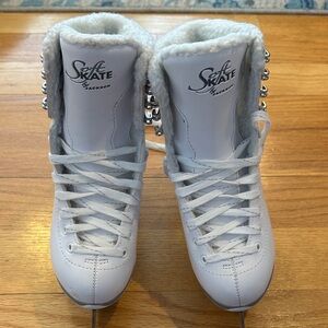 Jackson Ultima SoftSkate Figure Ice Skates, size 4